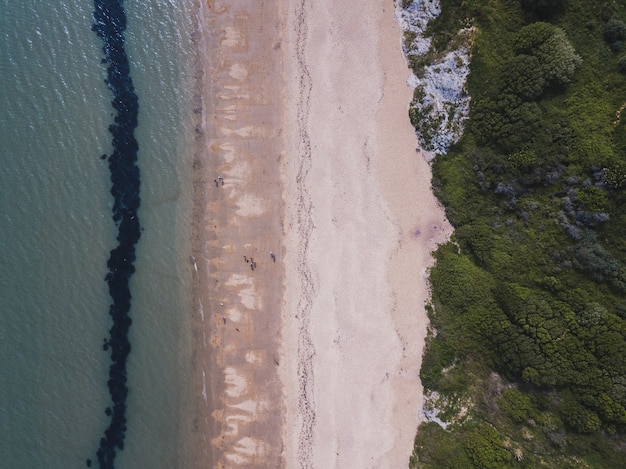 Free photo overhead shot of a beach and a sea near bowleaze cove in weymouth, uk