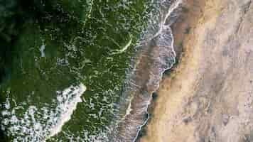 Free photo overhead shot of beach waves coming towards the shore