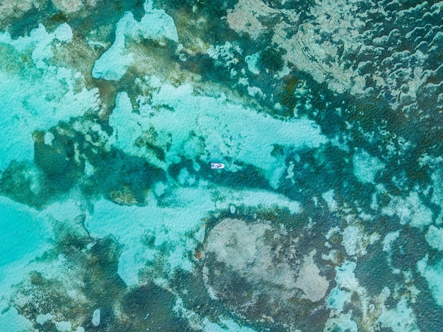 Free photo overhead shot of a boat in a wavy sea