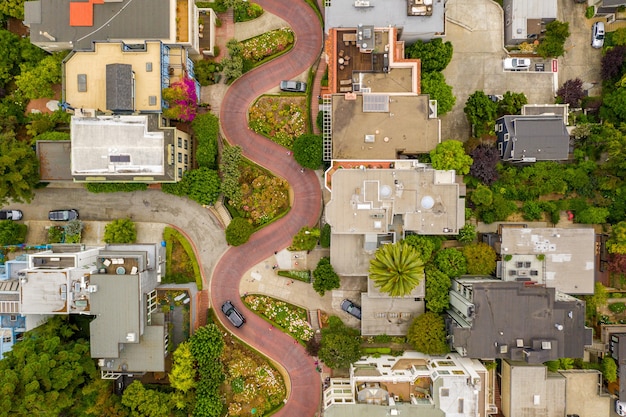 Free photo overhead shot of the buildings and streets of a neighborhood