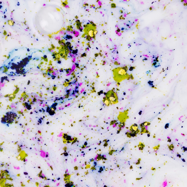 Free photo an overhead view of bubble and holi color powder on the liquid surface