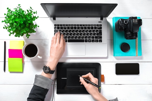 Free photo overhead view of businesswoman working at computer in office. place for your text. ideal for blog. flat lay on white background