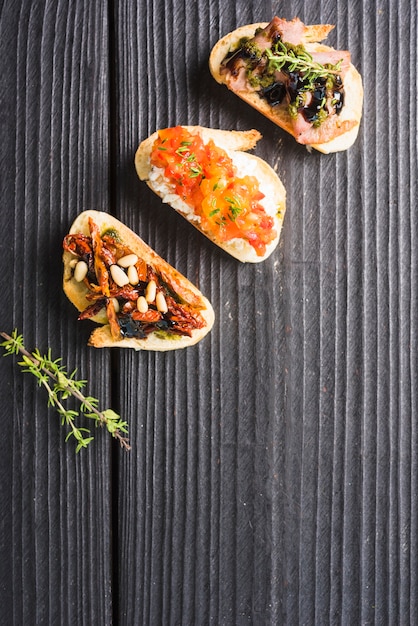 Free photo an overhead view of classic toast appetizer on wooden backdrop