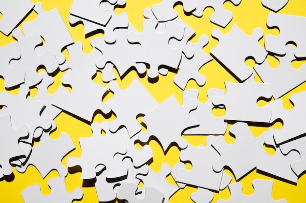 Free Photo overhead view of many white jigsaw puzzle pieces