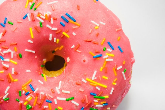 Free photo an overhead view of pink donuts with sprinkles