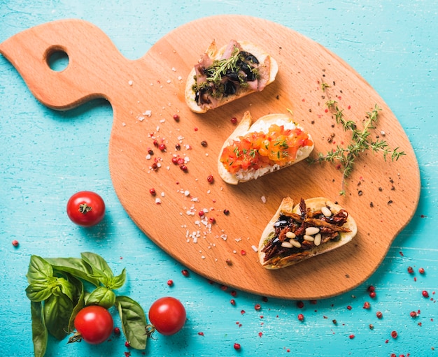 Free photo an overhead view of toast appetizer breakfast on turquoise backdrop