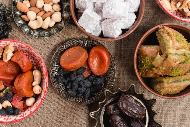 Free photo an overhead view of turkish dessert on ramadan over the jute tablecloth