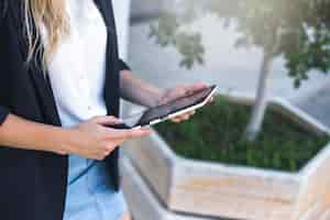 Free photo overhead view of woman holding digital tablet