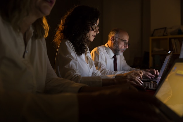 Free photo overworked business people using laptops