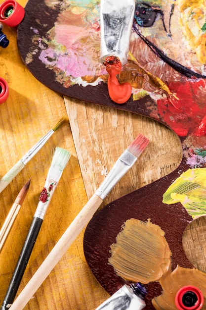 Free photo paint brushes with palette and paint tube