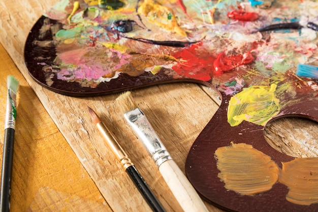 Free photo paint palette with brushes and paint