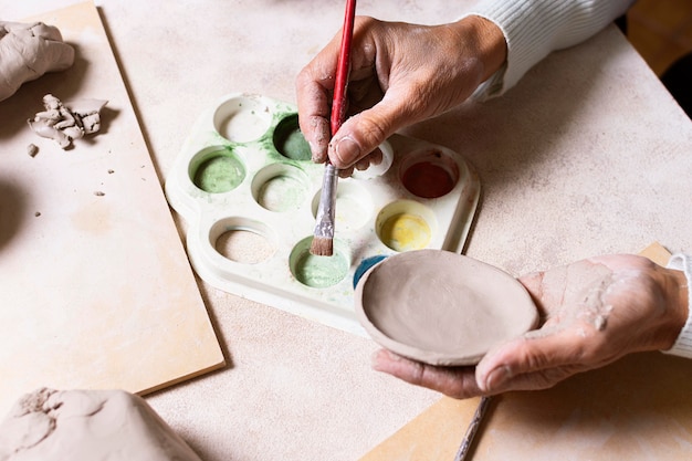 Free photo painting pottery pot