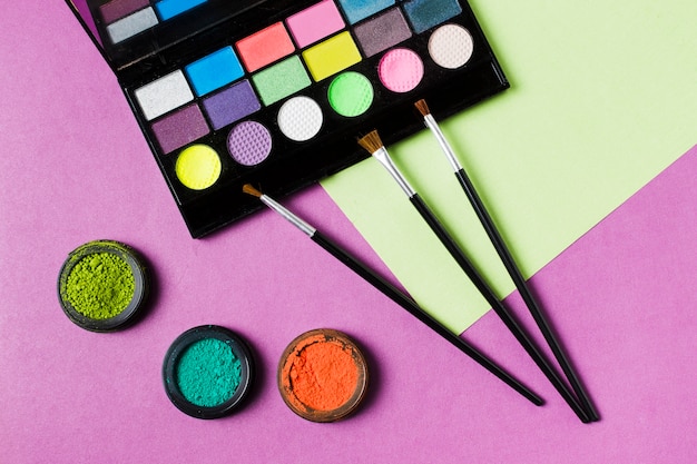 Free photo palette of colorful eyeshadows and cosmetic brushes