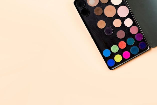 Free photo palette with eyeshadows