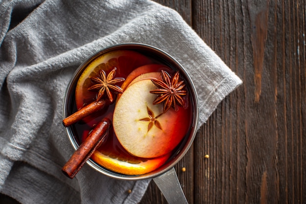 Free photo pan with mulled wine and condiments