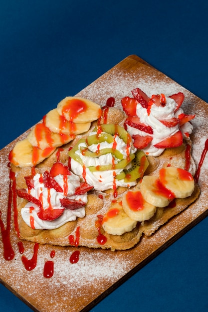 Free photo pancake with fruits and cream