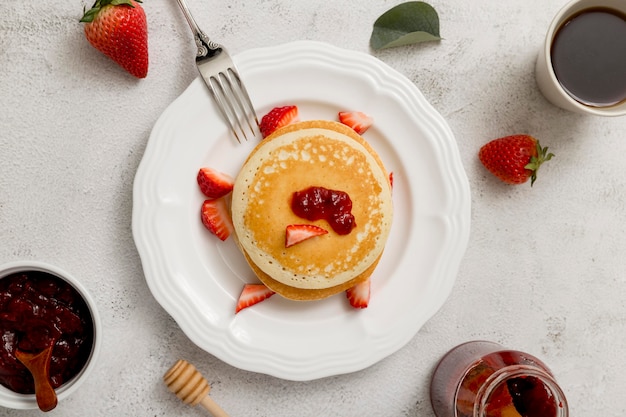 Free photo pancakes with homemade delicious jam