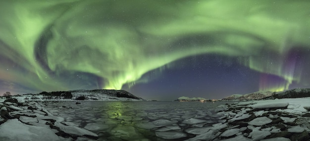 Free photo panorama of the sea under unique colors covering the sky in lofoten, norway