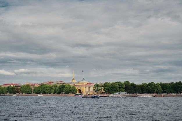 Free photo panorama of st petersburg russia city admiralty view from the side of vasilyevsky island across the neva river panorama with buildings of st petersburg russian architecture tour in russia