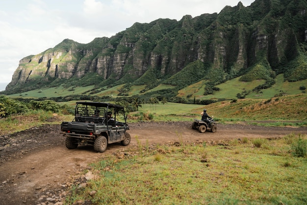 Free photo panorama view of jeep car in hawaii