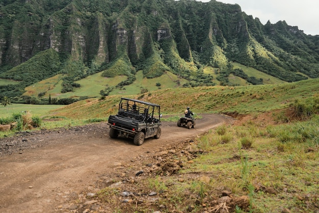 Free photo panorama view of jeep car in hawaii