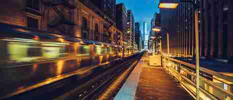 Free photo panoramic view of train line towards chicago loop  by night, usa