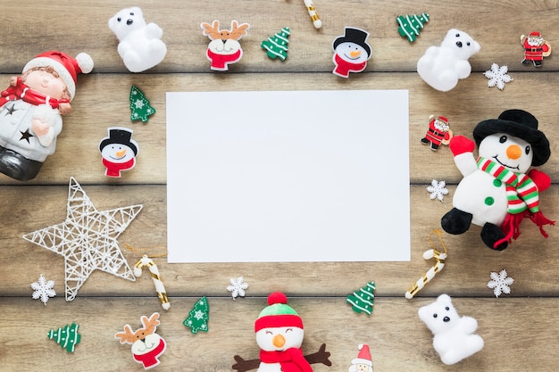 Free Photo paper between christmas toys 