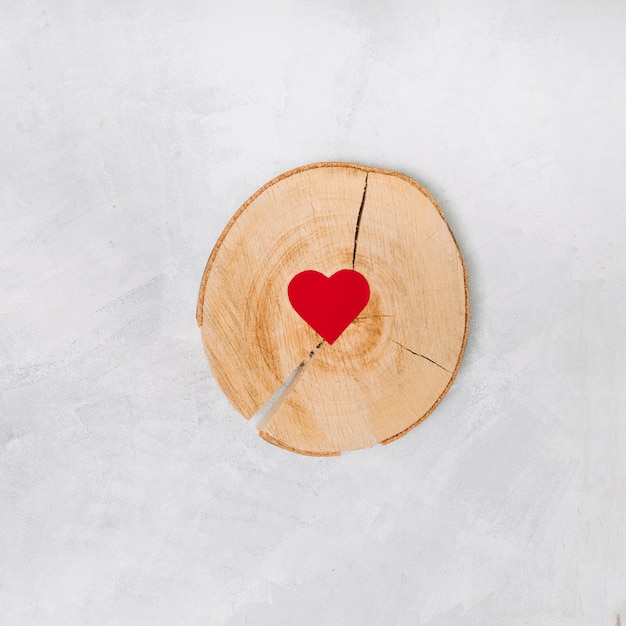 Free photo paper heart on wood stand