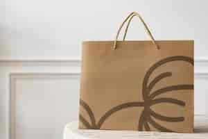 Free photo paper shopping bag in a bright apartment