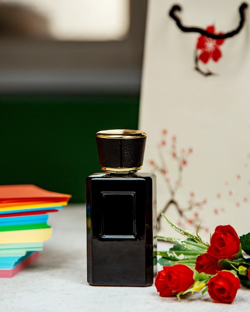 Free photo parfum in black bottle on the table