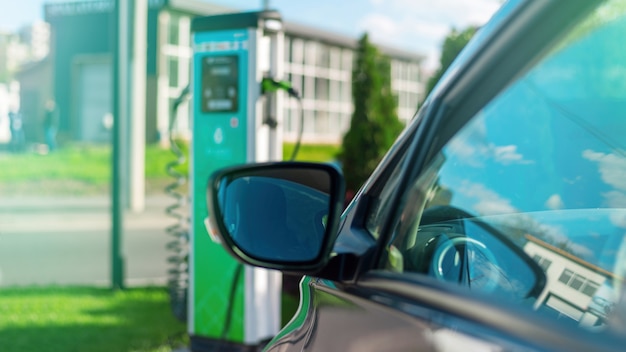 Free photo parked cars near charge station in the city