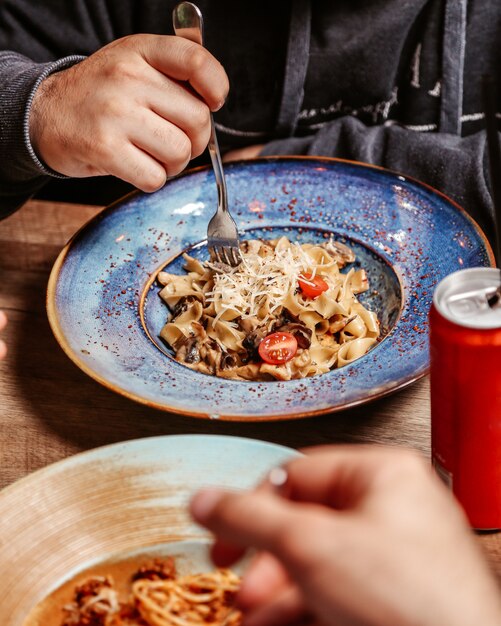 Pasta with cheese and tomatoes