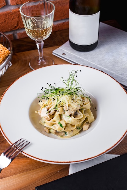 Free photo pasta with grated cheese and greens