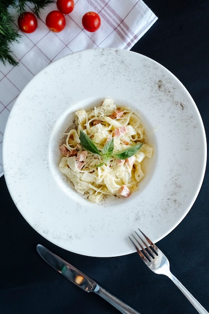 Free photo pasta with grated cheese and herbs