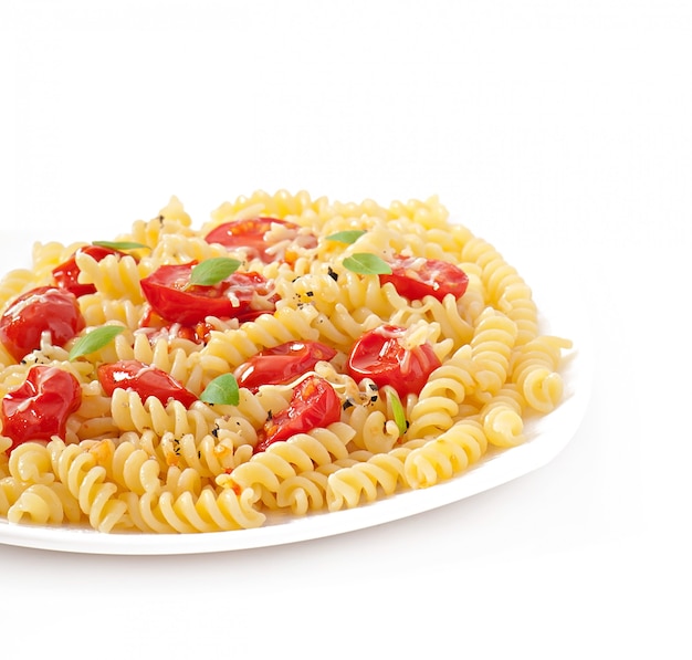 Free photo pasta with tomato, basil and grated cheese