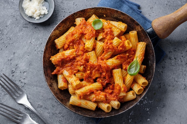 Free photo pasta with tomato sauce served on pan