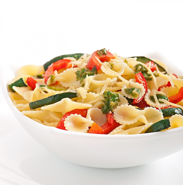 pasta with zucchini and sweet peppers with basil-garlic dressing