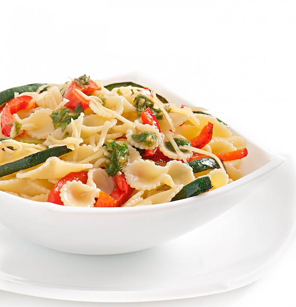 pasta with zucchini and sweet peppers with basil-garlic dressing