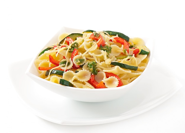 Free photo pasta with zucchini and sweet peppers with basil-garlic dressing