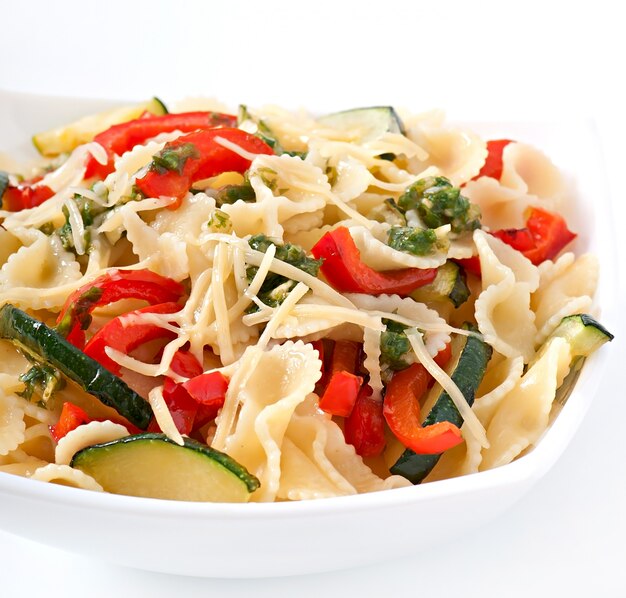 pasta with zucchini and sweet peppers with basil-garlic dressing