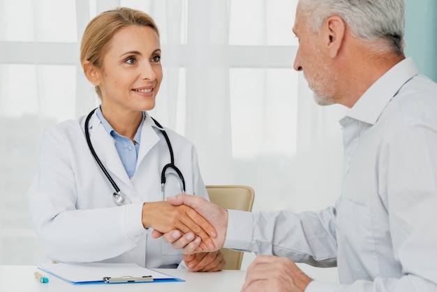 Free Photo patient holding doctor hand