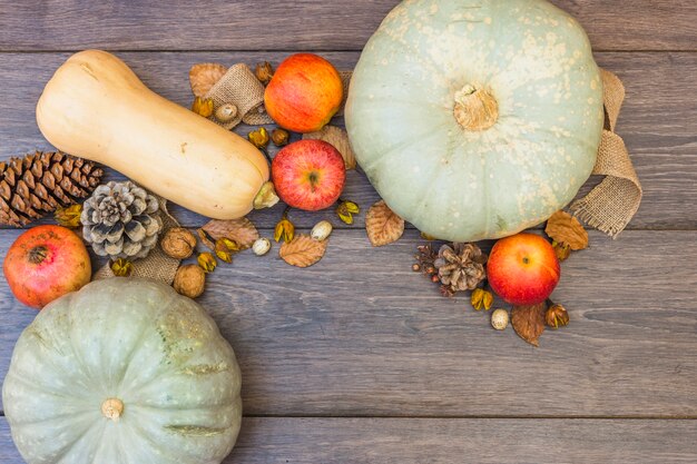 Free photo pattypan squashes with apples on table