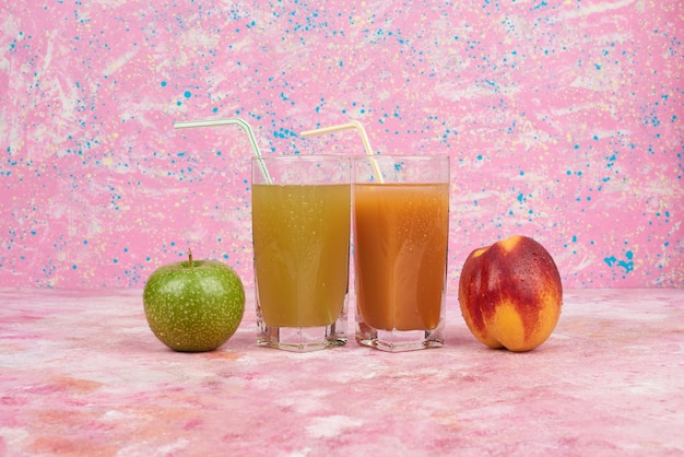 Free photo peach and apples with cups of juice .