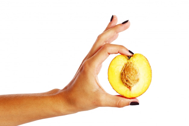 Free photo peach fruit in woman's hand