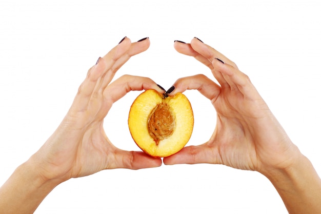 Free photo peach fruit in woman's hands