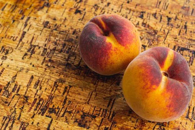 Free photo peaches on wooden table