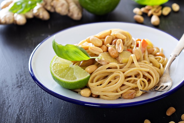 Free photo peanut ginger one pan pasta