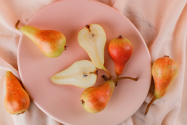 Free photo pears in a pink plate