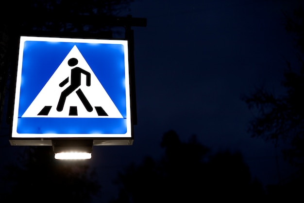 Free photo pedestrian crosswalk sign in the city