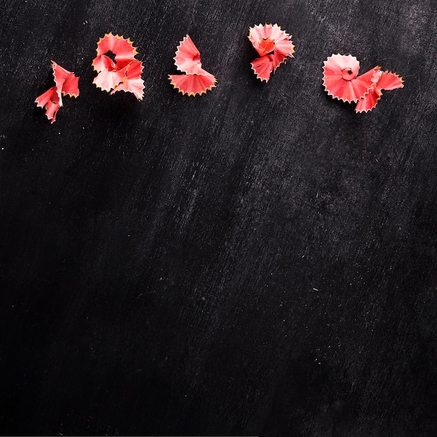 Free Photo pencil chips on black table